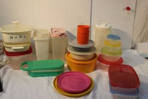 lot 54 image: Large Quantity of Plastic Storage Bowls, Some Tupperware and Other Brands See Photos