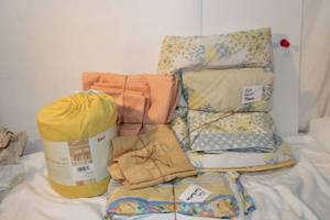 lot 55 image: Full Size Bedding, Quilt wmatching Sham, Full Size Sheets, dust ruffle and Jersey Knit Sheet Set SIP, Extra Pillow Cases
