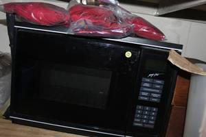lot 196 image: MasterChef  Woodgrain Microwave