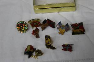 lot 199 image: Fashion jewelry, Gold tone Rose pendant