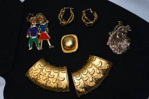 lot 207 image: Fashion jewelry as shown