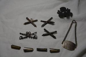 lot 211 image: Vintage Military Lieut. metal pins. Possibly from WWII