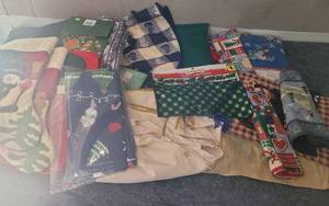 lot 10 image: LOT OF CHRISTMAS DECOR AS SHOWN.