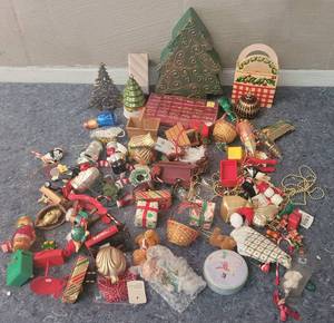 lot 14 image: LOT OF CHRISTMAS DECOR AS SHOWN.