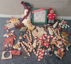 lot 18 image: LOT OF CHRISTMAS DECOR AS SHOWN.