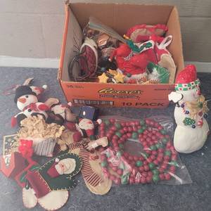 lot 19 image: LOT OF CHRISTMAS DECOR AS SHOWN.