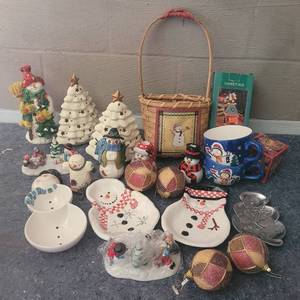 lot 25 image: LOT OF CHRISTMAS DECOR AS SHOWN.