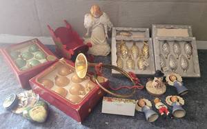 lot 26 image: LOT OF CHRISTMAS DECOR AS SHOWN.