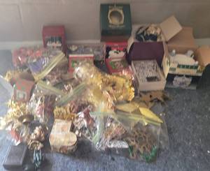 lot 28 image: LOT OF CHRISTMAS DECOR AS SHOWN.