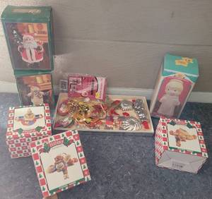 lot 39 image: LOT OF CHRISTMAS DECOR AS SHOWN.