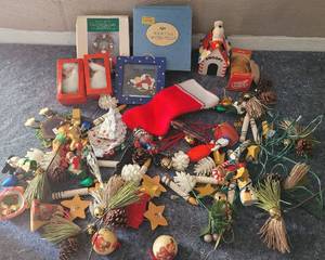 lot 40 image: LOT OF CHRISTMAS DECOR AS SHOWN.