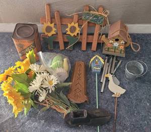 lot 56 image: LOT OF ASSORTED DECOR AS SHOWN.