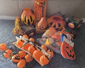 lot 60 image: LOT OF HALLOWEEN DECOR AS SHOWN.