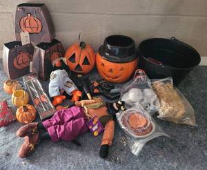lot 61 image: LOT OF HALLOWEEN DECOR AS SHOWN.