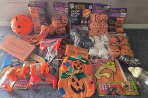 lot 62 image: LOT OF HALLOWEEN DECOR AS SHOWN.