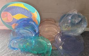 lot 68 image: LOT OF FISH THEMED PLASTIC SERVING PLATTERS AS SHOWN.
