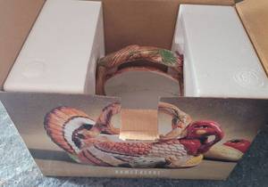 lot 76 image: HOMETRENDS EARTHENWARE TURKEY BASKET IN BOX AS SHOWN.