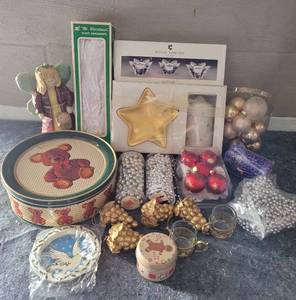 lot 77 image: LOT OF CHRISTMAS DECOR AS SHOWN.