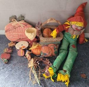 lot 82 image: LOT OF FALL  THANKSGIVING DECOR AS SHOWN.