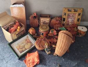 lot 83 image: LOT OF FALL  THANKSGIVING DECOR AS SHOWN.