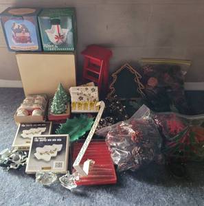 lot 86 image: LOT OF CHRISTMAS DECOR AS SHOWN.