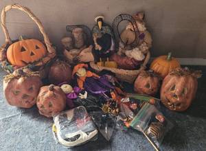 lot 87 image: LOT OF HALLOWEEN DECOR AS SHOWN.