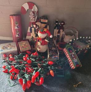 lot 89 image: LOT OF CHRISTMAS DECOR AS SHOWN.