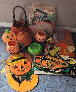 lot 92 image: LOT OF HALLOWEEN DECOR AS SHOWN.