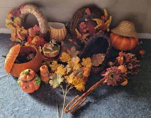 lot 95 image: LOT OF FALL  THANKSGIVING DECOR AS SHOWN.