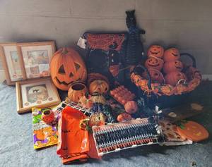 lot 96 image: LOT OF HALLOWEEN DECOR AS SHOWN.