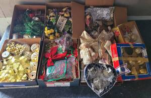 lot 104 image: LOT OF CHRISTMAS DECOR AS SHOWN.