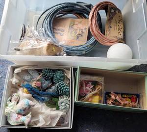 lot 110 image: LOT OF DECORATIVE ACCESSORIES AS SHOWN.