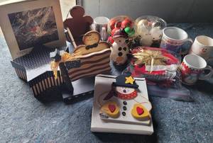 lot 117 image: LOT OF CHRISTMAS DECOR AS SHOWN.