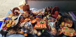 lot 118 image: LOT OF FALL  THANKSGIVING DECOR AS SHOWN.