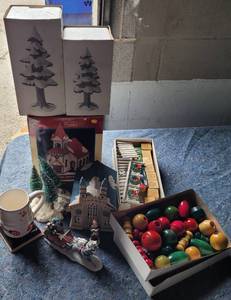 lot 123 image: LOT OF CHRISTMAS DECOR AS SHOWN.