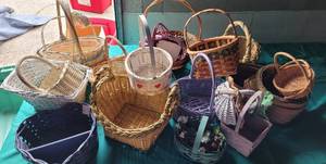 lot 138 image: LOT OF ASSORTED BASKETS IN VARIOUS SIZES AND STYLES.