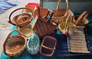 lot 139 image: LOT OF ASSORTED BASKETS IN VARIOUS SIZES AND STYLES.