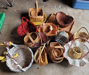 lot 140 image: LOT OF ASSORTED BASKETS IN VARIOUS SIZES AND STYLES.