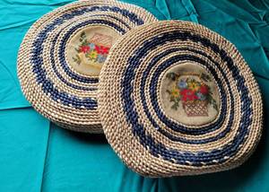 lot 142 image: DECORATIVE TABLE POT HOLDERS.