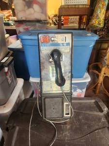 lot 100 image: Vintage payphone