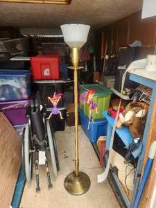 lot 64 image: Brass floor lamp