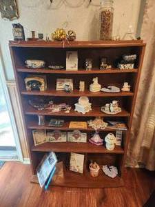 lot 20 image: Generous selection of home decor.