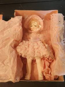 lot 17 image: Vintage Madame Alexandor Doll in box - Renoir