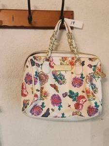 lot 19 image: Betsey Johnson handbag - purse