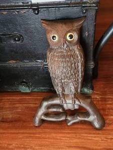 lot 24 image: Cast iron Owl door stop