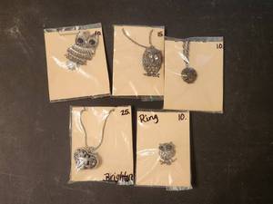 lot 27 image: Selection of 5 pieces of jewelry - owl themed