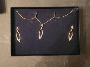 lot 33 image: Selection of jewelry by Stauer