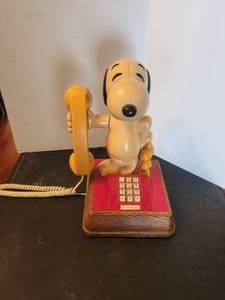 lot 50 image: Vintage Snoopy phone