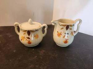 lot 53 image: Halls Superior Quality Kitchenware - Jewel Tea Autumn Leaf - Creamer & Sugar bowl - by Mary Dunbar