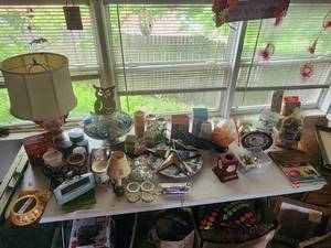 lot 256 image: Generous lot of home decor. and more on top of table